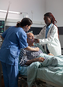 非洲医生使用呼吸通气管帮助老年患者呼吸护理住院感染输液袋医院诊所医师治愈房间通风图片