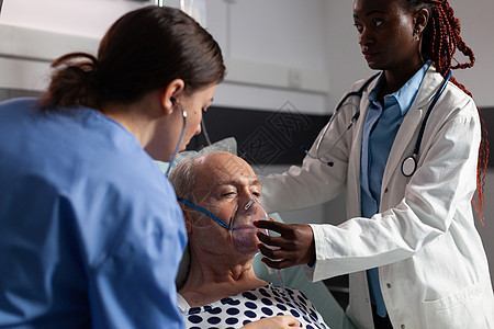 呼吸管辅助高龄患者呼吸侧视图诊所护士治疗住院感染情况房间男人老年护理图片
