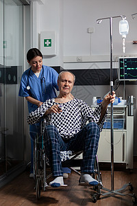 住院老年男子 在医院病房轮椅上坐轮椅病人药物临床女士疾病输液男人保健外科医师图片