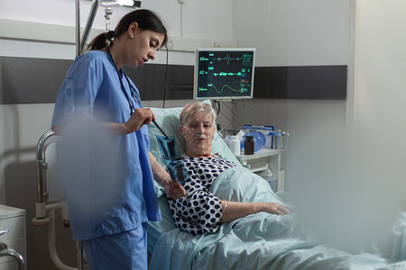 医疗护士向老年病人解释胸部X光射线放射科手术诊断成人疾病医师氧气x射线医院呼吸从业者图片