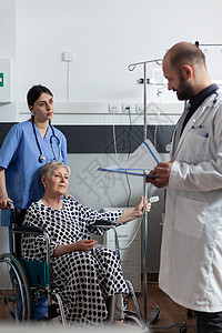 坐在医院轮轮轮轮轮轮轮中接受治疗的老年病人护士疼痛手术卫生药物医生输液住院液体外科图片