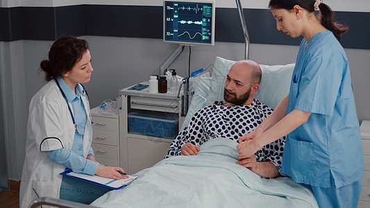 躺在床上的生病男子 身着氧气管卧床 解释疾病症状图片