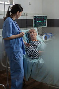 在放射科医院病房的老年病人在床上躺床x光外科面罩疾病医疗诊断专家诊所从业者药品图片