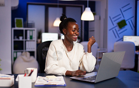 阅读带有好消息的电子邮件后 非洲妇女快乐图片