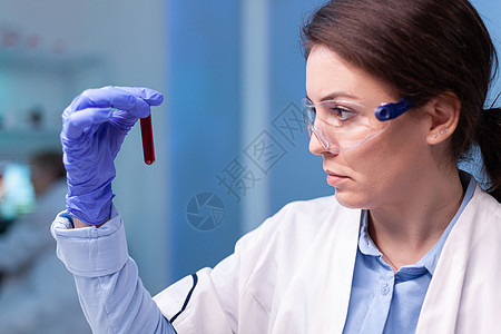 白外衣发现遗传感染和分析血液管的科学家医生;调查基因感染并分析血液管图片