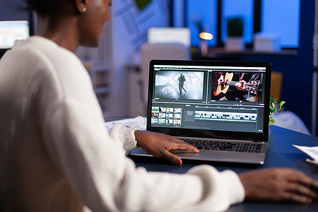 黑人视频编辑在新项目编辑音频电影时加班工作图片