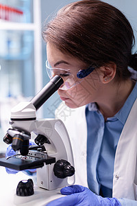 医学科学家用显微镜分析药物专门知识的测试结果 并进行化验图片