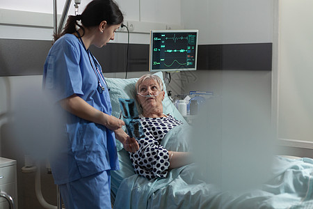 在放射科医院病房的老年病人在床上躺床疾病从业者考试药品医师呼吸专家x光x射线讨论图片