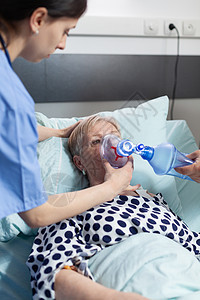 医生和护士帮助生病住院的高级妇女喘气感染治愈男人发烧医师女士疾病输液袋医院治疗图片