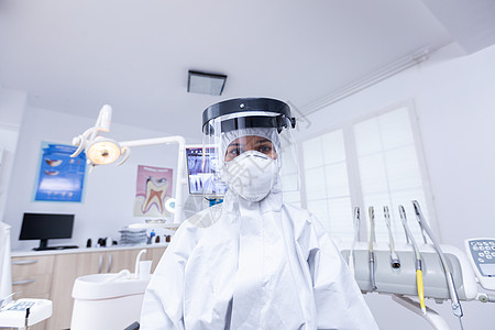 牙科病人在防护设备中就医 以防感染同菌病毒图片