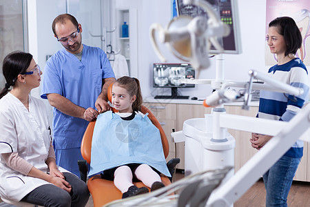 牙科专家和家长讨论儿童口腔用药的问题图片
