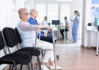 有行走框架的高级妇女诊所房间医师从业者卫生帮助保健医院病人护理图片