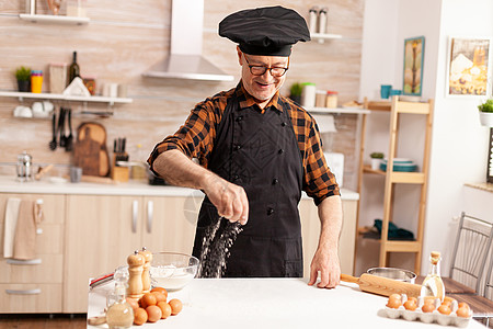生鸡蛋家中厨房的退休厨师糕点糕点师面包师蛋糕桌子用具食材老人面团骨头背景