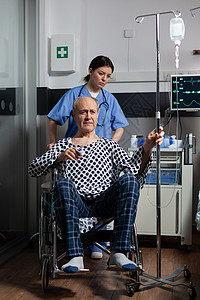 住院老年男子 在医院病房轮椅上坐轮椅考试男人病人液体医生外科输液疼痛静脉药品图片