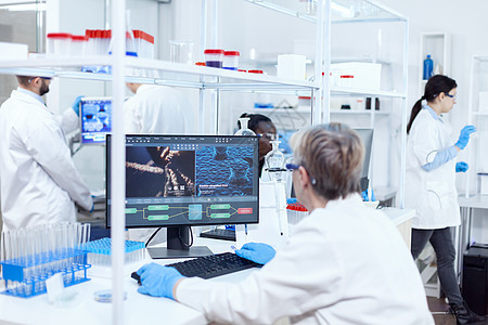 从事基因研究的制药实验室资深科学家微生物学化学老年试管男人医生团体屏幕计算机女士图片