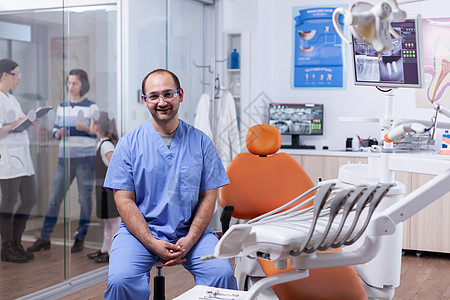 科内皮亚安耳牙诊所的斯托马托格 微笑着图片