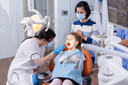 牙医医生使用的反光镜图片