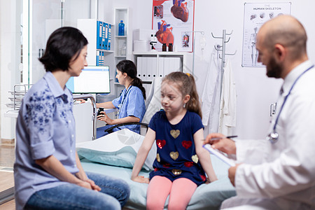 使用计算机的医务人员讨论保健治疗药品诊断病人护士孩子检查顾问图片
