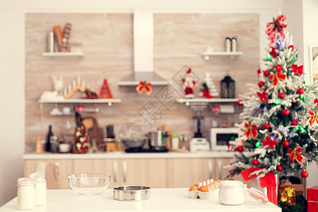 圣诞日在空厨房吃美味饼干的成份 (注 )图片