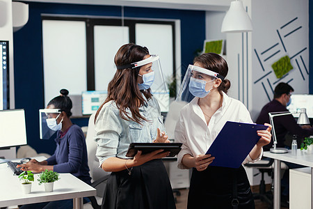 戴保护面罩 防止工作场所出现冠状病毒的女商业妇女图片