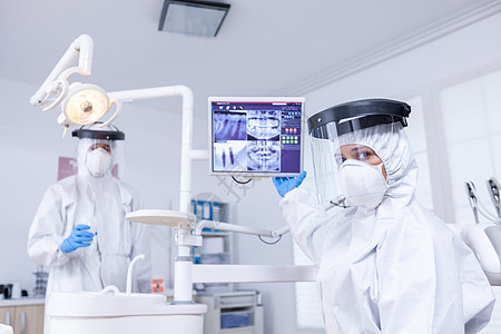 办公室牙医对监视器上的牙齿放射线学的观察 从病人的角度看图片
