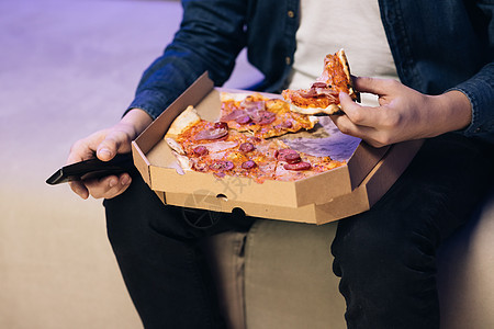 无法辨认的手打开交货箱 里面有热辣的比萨饼 在派对餐饮概念中提供食品供应服务 开一个披萨盒图片