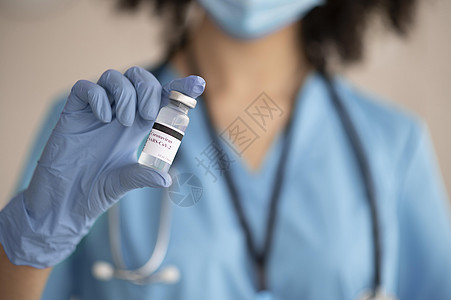 女医生为疫苗接种病人做准备 高品质照片图片