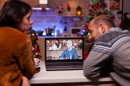 幸福的家庭在网上视频电话会议中与边远祖父交谈 聊天愉快图片
