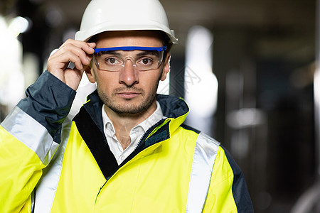 穿着安全制服和安全帽的专业工程师或工人的画像 生态工作者 工业人 可持续能源 技术图片