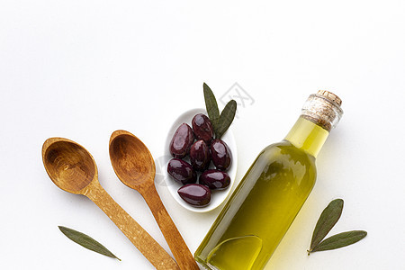 棕色橄榄油瓶紫橄榄橄榄 木勺图片