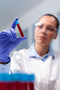 女专科医生 研究临床疫苗dna血液分析生物学专门知识的女专科医生图片