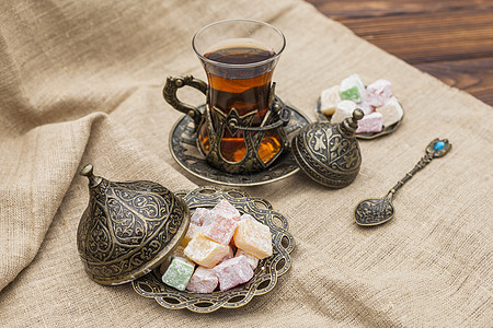 带有土耳其软糖帆布的玻璃茶 高品质照片图片