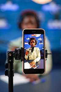 近距离特写非洲影响力人智能手机录音插图图片
