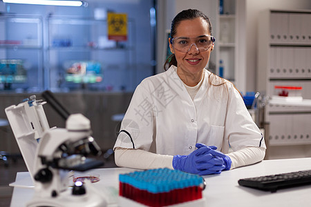 科学妇女用工具在实验室里坐着图片