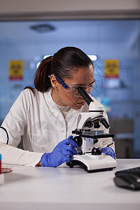 从事显显微镜工作的女医学研究员科学生物试管职业疫苗医院女士诊所电脑生物学图片