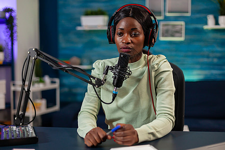 车站回家网络节目的非洲女性主播 用麦克风聊天背景
