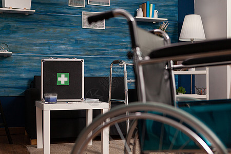 医院医疗包设备放在空起居室的桌子上 无人在客厅内家具护理长椅轮椅房子椅子社会沙发房间医疗图片