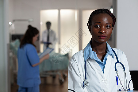 拥有医生职业的非裔美洲妇女肖像图画诊所女士工作医院药品男人桌子病房疾病职员图片