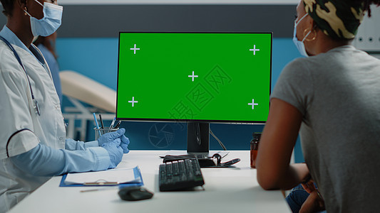 女性和医生在计算机上观看绿色屏幕的近身技术病人面具监视器从业者治疗设施内阁处方保健图片