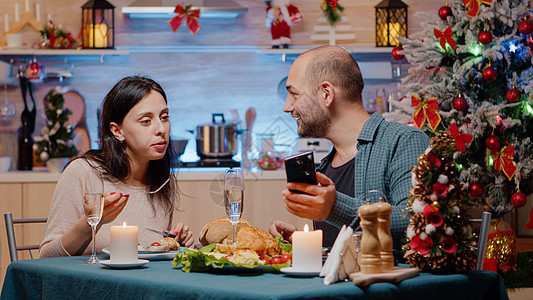 一对夫妇庆祝圣诞节晚宴和节日晚宴图片