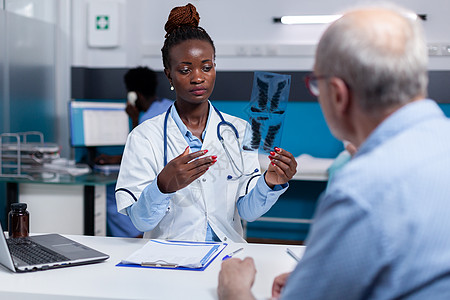 非洲族裔妇女 有医生工作 看X光扫瞄保健药品病人疾病医院男人治疗射线卫生护士图片
