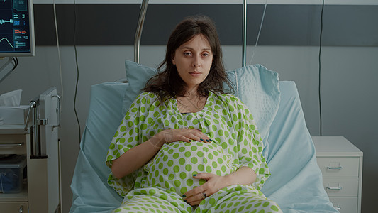 孕妇在医院病房床上躺卧的肖像图片
