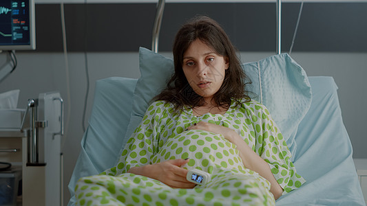 在床上坐着怀孕腹部的疲劳caucasians妇女送货婴儿诊所母性保健病人药品病房医院卫生图片