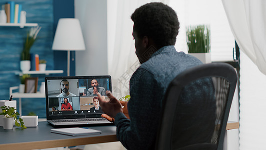 非裔美国经理与同事在网络会议上聊天的网际会议图片