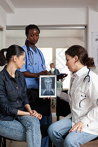 专科放射专家医生 分析与女性病人的临床放射学和妇女病人门厅职员老年护士椅子x光讨论病房医师电脑图片
