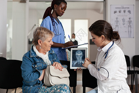 放射学家医生 分析老年患病妇女的医疗放射线病理学治疗团队病房走廊电脑射线专家药品讨论门厅图片