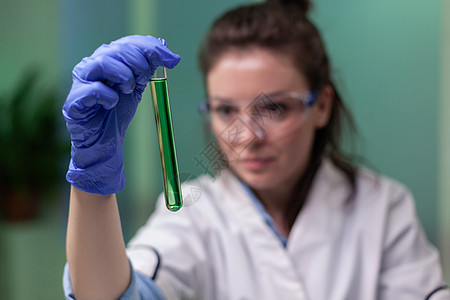 以DNA样本检查试管的女科学家近距离观察科学农业生物技术微生物学创新女士化学家生态手套图片