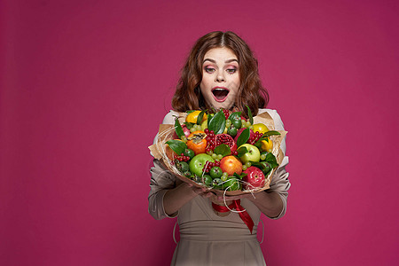 开心的女士笑着 装扮新鲜水果花束情调饮食女性作品女孩展示植物运动营养礼物食物图片