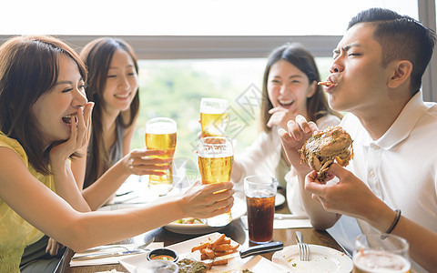 快乐的青年群体在餐厅享受食物和饮料微笑酒吧女朋友酒精幸福派对喜悦庆典女士男人图片