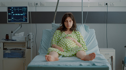 坐在医院病房床上的怀孕妇女的肖像劳动保健腹部技术母性送货紧张痛苦宫缩药品图片
